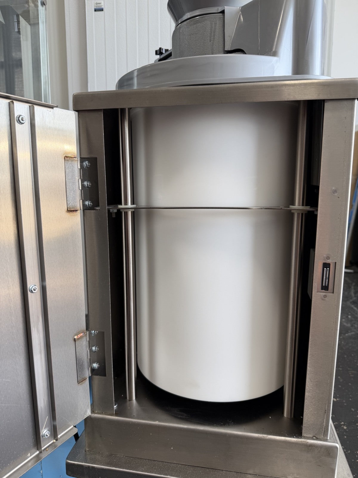 Somerset SDR-400T 1-36 oz. Dough Rounder with table 120v 2024