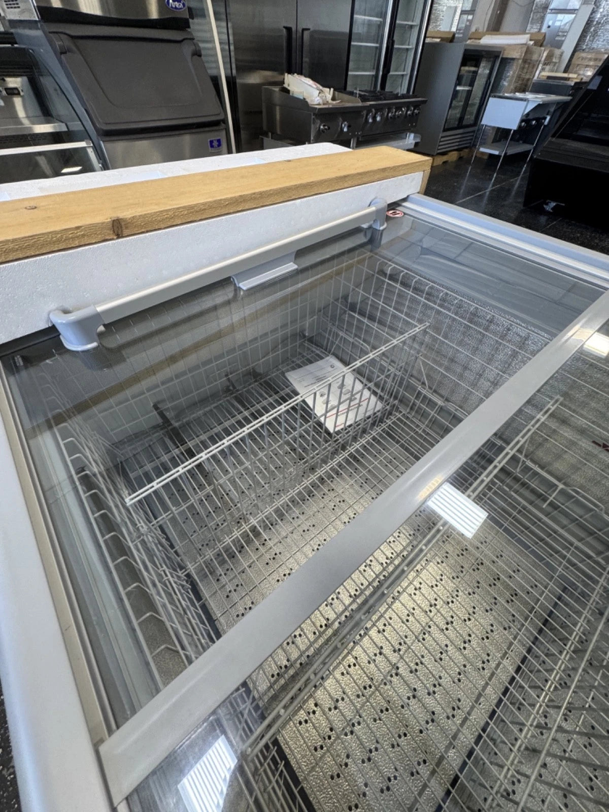 AHT Sydney XL 210 sliding glass lids and interior merchandising baskets