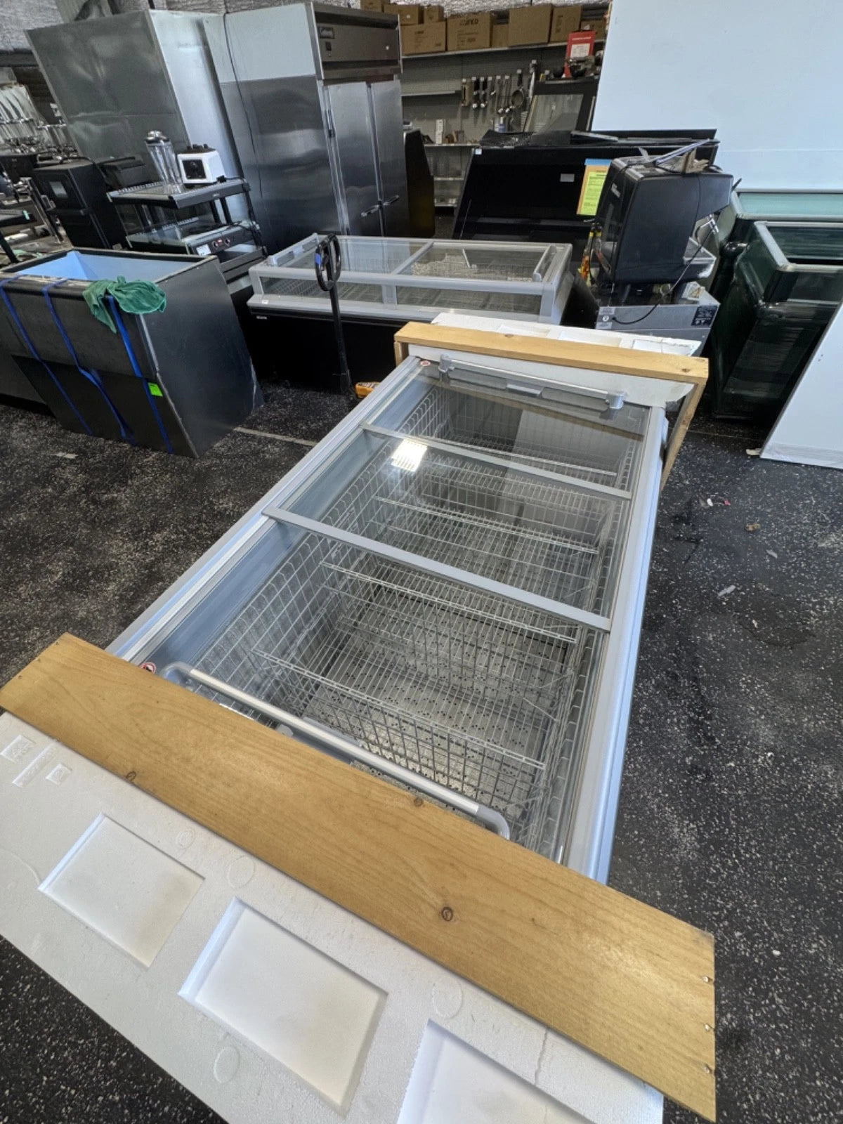 AHT Sydney XL 210 NAM glass-top island merchandiser with wire baskets